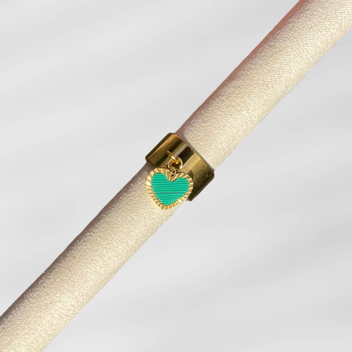 BAGUE BRELOQUE COEUR VERT - DORÉE